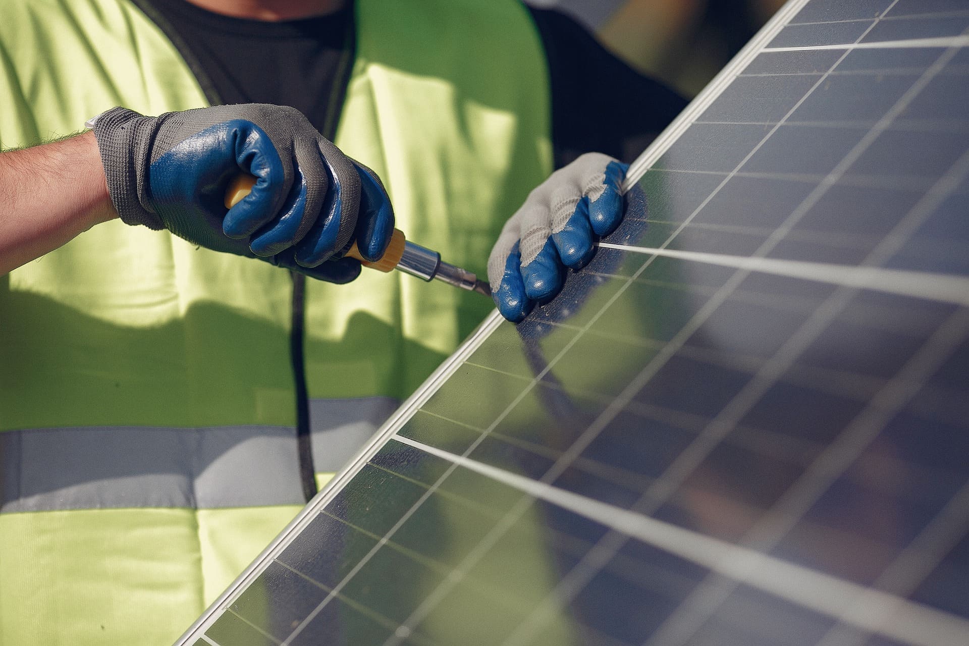太陽光パネルメンテナンスサービス　太陽光発電を、いつまでもベストな状態で。定期点検・清掃で発電効率を最大化。トラブルを未然に防ぎ、長期的な安心をサポートします。
